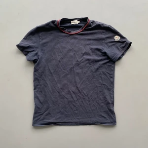 Äkta moncler tshirt - Riktigt fin moncler tshirt i skick 8/10. Använd men inget som direkt syns. Sitter lite mindre än en normal M. Såklart äkta. Skriv för fler bilder eller vid funderingar 🙌😁
