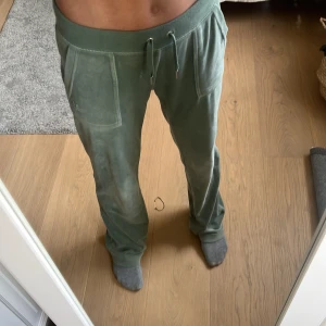 Juciy couture Byxor  - Gröna Juicy byxor från Juicy couture i mycket Bra skick använda fåtal gånger