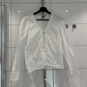 Blus från Vila - Super fin blus från vila, säljer då jag inte tycker den passar mig. Den är helt ny andvänd endast 1 gång.  Nypris:599kr