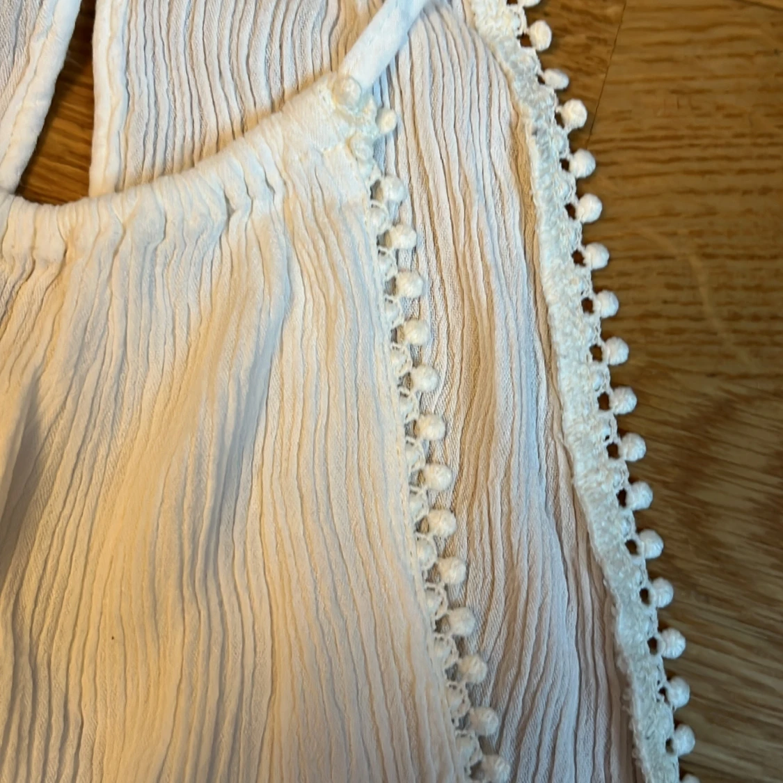 Vit ärmlös topp med spetsdetaljer - 92