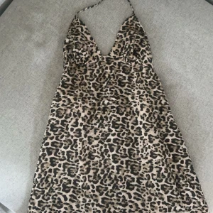 jättesnygg kort leopard klänning från stradivarious aldrig andvänd❤️ - Jättesnygg kort klänning ifrån stradivarious som inte kommer till andvändning tyvärr. Aldrig andvänd med prislappen kvar. Klänningen säljs inte längre vad jag vet. hör av er vid funderingar❤️