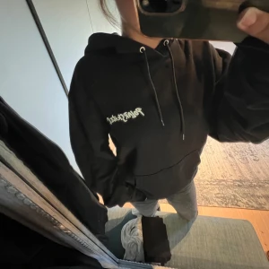 PolarskateCo hoodie  - Säljer en jättesnygg svart hoodie från PolarskateCo. Den är endast använd ett fåtal gånger, i nyskick. Hoodien är perfekt för höst och vinter, och är superbekväm och varm. Nypris ca 900kr 