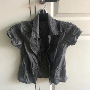 discoboll kortärmad skjorta - jättesnygg kortärmad skjorta som tyvärr tappat alla knapparna💔💔tror den är storlek xs/s. i bra skick! tvättas före det skickas.