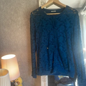Blå kofta  - Jättefin mörkblå kofta från intimissi med vackert blommönster. Den är stor i storleken och passar både S och M.   