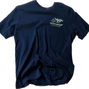 Graphic Streetwear  T shirt  - T-shirt i streetwear-stil av hög kvalitet 💯 , knappt använd , passar också storleken