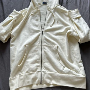 Ralph lauren zip - Säljer en Ralph lauren zip hoodie som jag aldrig använt för att den va lite för stor. Den är i 10/10 skick och priset kan diskuteras vid snabb affär. Ny pris 1500. På bilden är ärmarna invikta.