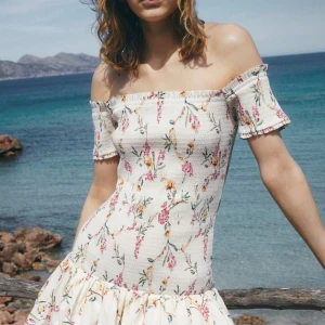 Blommig offshoulder klänning - Säljer en superfin blommig offshoulder klänning som tyvärr inte kommit till användning. Den är i storlek M men jag skulle säga att den passar S också eftersom att den passar fint på mig🩷 Den är helt i nyskick och lappen är fortfarande kvar. Skriv om du vill ha fler bilder🩷