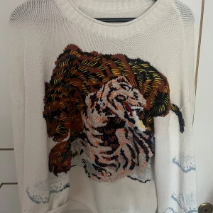 Kenzo tröja - Väldigt unik kenzo tröja med prislapp kvar den är i 10/10 skick pris kan diskuteras 