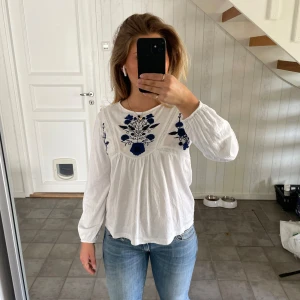 Tröja från zara - Superfin tröja från zara. Säljer då den inte kommer till användning tyvärr. Storlek S💞
