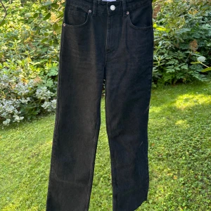 Zara jeans tall - Svarta Zara jeans som är långa, högmidjade och vida i modellen. Fint skick!