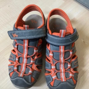 Sandaler - Sandaler/vandringsskor i bra skick som passar för tjejer och killar💗