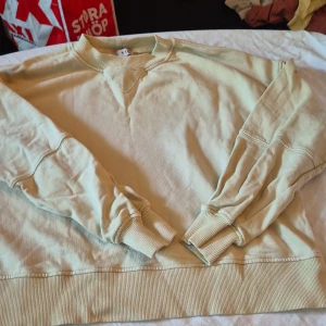 Beige sweatshirt från A View - Säljer en beige sweatshirt från A View i storlek L. Den är supermjuk och bekväm, perfekt för höst och vinter. Tröjan har långa ärmar och ribbade muddar vid ärmslut och nederkant. Den är i bra skick och passar perfekt för en avslappnad stil.