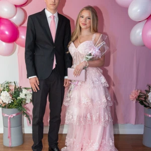 Rosa balklänning  - Hej! Säljer denna balklänning då den ej kommer till användo mer. Köpte den för 2000kr på Zapaka (har kvitto) och den är i gott skick.  Säljer till den rosa handväskan för 199kr, kan även köpas separat vid behov.