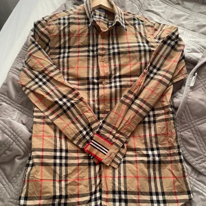 Burbbery shirts - Mycket bra skick som ny,använd ett par gånger 