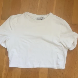Vit magtröja  - Vit magtröja från weekday. Storlek L men sitter som en S!