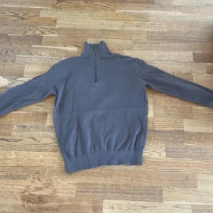 Zara halv zip tröja - Säljer nu denna helt oanvända zara halv zip tröjan då den är för stor för mig. Nypris 400kr, skick 10/10