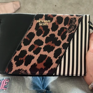 Victoria secret hand väska jätte fin o bra storlek👍🥰 - Bra skick y2k handväska skriv gärna om ni vill förhandla priset🥰