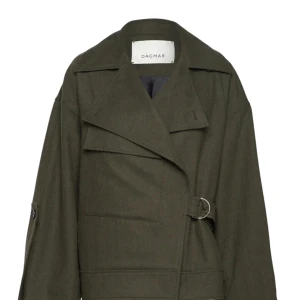 Säljer min superfina Dagmar Aviator Jacket  - Säljer min superfina mossgröna jacka från House Of Dagmar, köpt för 6500kr men säljer för 3500kr då den är använd ett tag 🤍🤍perfekt nu inför hösten 