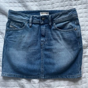 Diesel jeanskjol - Jättefin jeanskjol från Diesel i storlek 25. Lite osäker på om jag vill sälja den, men säljer vid bra bud!