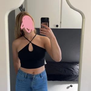 Topp/ linne - En snyggare topp som knappt går ned till naveln i längden. Den är korsande i ryggen.