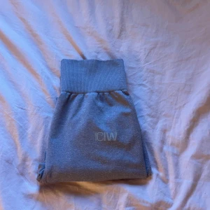 Grå mjukisbyxor från ICANIWILL - Säljer ett par lila tränings thights från ICANIWILL i storlek xs Byxorna är superbekväma och perfekta för både träning och chill. De har en hög midja och är tillverkade i ett mjukt och stretchigt material. Perfekta för höst och vinter!