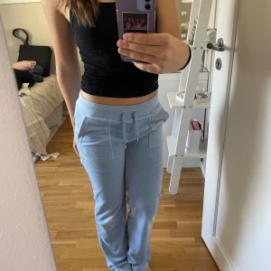 Juicy byxor - ljusblå - Jag säljer mina ljusblå juicy byxor, de är lite slitna och har en del fläckar som man ser på bilderna därav priset.❤️ hör av er för fler bilder❣️