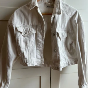 Vit jeans jacka xs - Använd 1 gång Från Gina  Normal i storlek