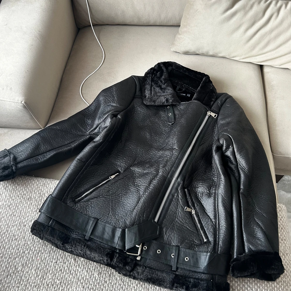 Fodrad läderjacka prettylittlething