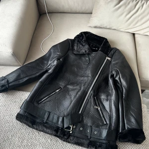 Fodrad läderjacka prettylittlething - Fodrad läderjacka med super skön päls. 