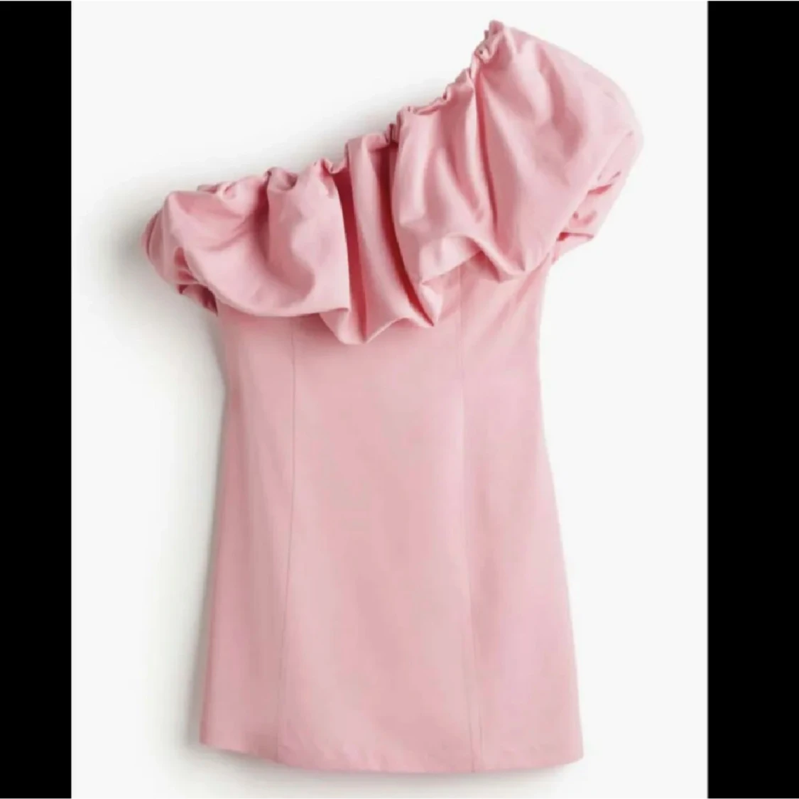 Rosa one-shoulder klänning