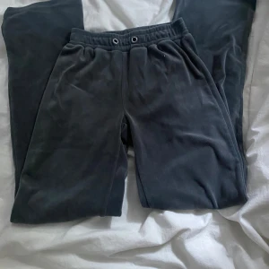 Mjukisbyxor - Mjukisbyxor, gråa i sammet. Bra skick, anständig flertal gånger. Säljer pga för små. Innerbenslängd: 76cm 