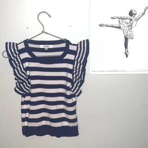 topp | sthlm stil | M/L | tu & me Paris  - mycket bra skick, liten i storleken, Stockholmsstil, för intresse kontakta  -snap: alicewessberg - tlfnummer- 070-946 35 10