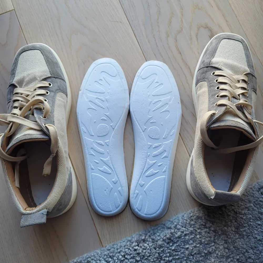 Säljer nu dessa snygga loubs i storlek 42. Skorna är knappt använda man ser endast lite användning på sulan, mockan är 10/10. Skriv vid funderingar eller om ni vill diskutera priset.. Kengät.