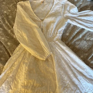 klänning från nelly - Skolavslutningsklänning från Nelly storlek 38, endast använd en gång. Väldigt skön. Sitter lite tightare runt midjan inte alls genomskinlig🎀🎀