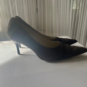 Unika vintage heels - Så snygga klackar. Även väldigt bekväma att gå i🥰