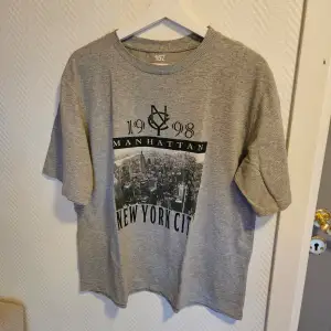 Säljer en grå t-shirt från lager157 med tryck framtill. T-shirten är i storlek M. väldigt mjuk och bra skick