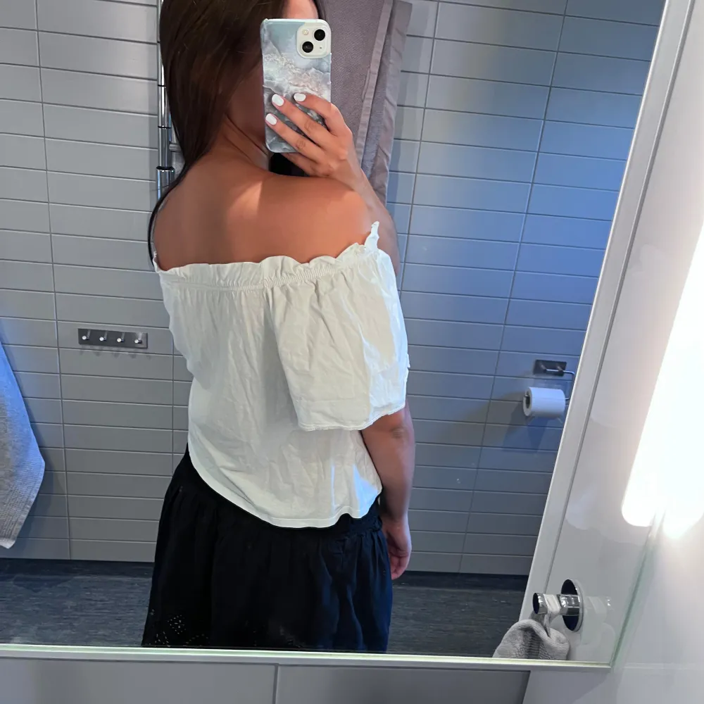 Vit off-shoulder blus från Zara. I bra skick! Pris kan diskuteras💕. Blusar.