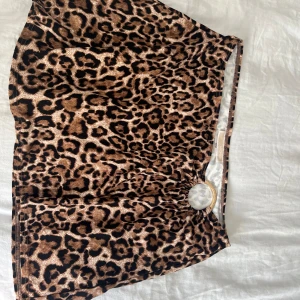 Micheal kors kjol - En super gullig kort och stretchig kjol men det kända leopard mönstret. Kjolen är från micheal kors och är nästan aldrig använd💕