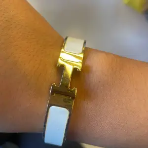 SÄLJER FLERA PÅ MIN NYA INSTA @sthlm.fn . Helt ny vit hermes armband, rostfritt stål. Buda gärna ☺️ inte äkta man kan förbeställa har flera färger kontakta helst genom instan