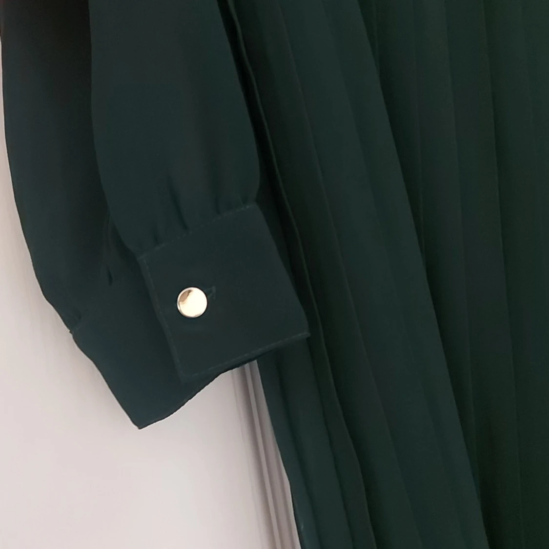 Mörkgrön klänning med långa ärmar - 91