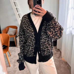 & other stories kofta - Kofta från & Other stories. Materialet är i en blandning av alpacka, ull och polyamid. Storlek L men sitter snyggt oversized på S/M🫶