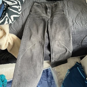 Mid Rise wide leg  - Säljer dessa mid Rise med wide leg från monki bra skick 💓