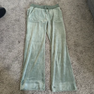 Gröna mjukisbyxor från Juicy Couture - Säljer ett par superfina byxor från Juicy Couture i storlek XS men passar XXS och M också!. Passar perfekt till höst och vinter! använda 1-5 gånger och är i jätte fint skick! dom är upp strykta ungefär 5cm och passar mig som är 150-155!