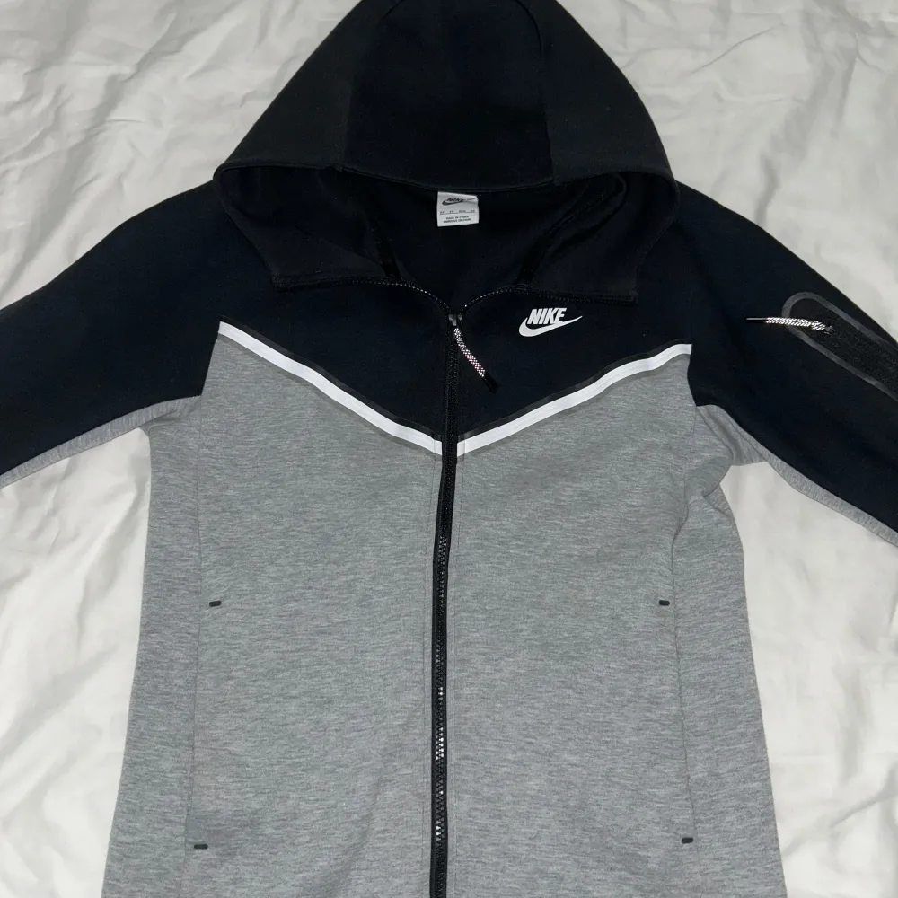 Säljer nu min Nike Tech Fleece då den inte passar längre. Storlek XS - passar dig som är ca 160-170. Skick 9.5/10, knappt något tecken på användning 🔥Fråga gärna om ni undrar något 😊. Hoodies.