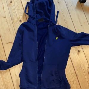 Mörkblå lyle&scott zip tröja - Den är i ny skick inga synliga skador.  Storlek: xs. Passade inte så säljer den vidare skriv för mer info eller bilder
