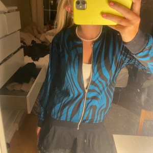 Jacka/kofta i zebra mönster  - Jacka/kofta i zebra mönster, storlek S