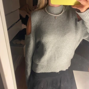 Stickad tröja med hål i axlarna - Fin stickad tröja i storlek S💕