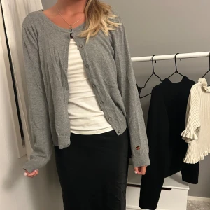 Kofta grå - Säljer denna koftan från Busnel, perfek till hösten! Rättså liten i storlek🙌🏼 säljer dyrare pga märket, men pris kan alltid diskuteras!