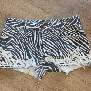 Shorts i zebramönster  - Säljer då de är för små för mig men annars skitsnygga och inga som helst defekter!💕hör av er vid frågor!!❣️