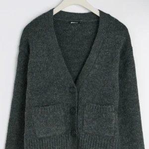 Gina tricot cardigan - Skit snygga populära cardigan från Gina som är i princip slutsåld men finns fåtal kvar i butiker. Använd endast en gång och sitter super fint!💕🙌 Nypris 399!